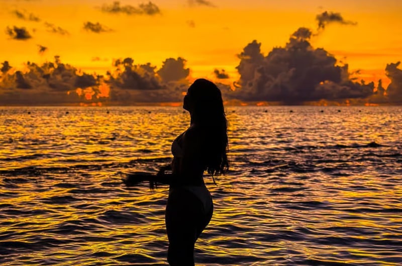 Silhueta de viajante no mar ao amanhecer em San Andrés