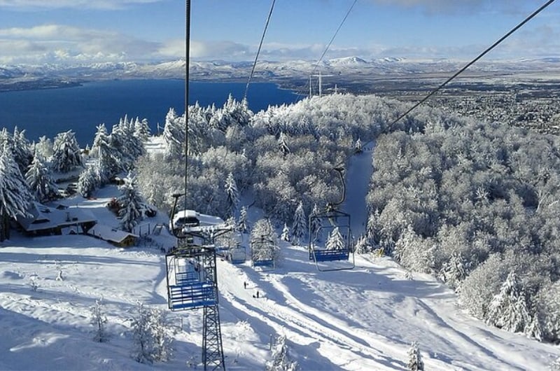 Teleférico sobre o bosque nevado do Cerro Otto, em Bariloche