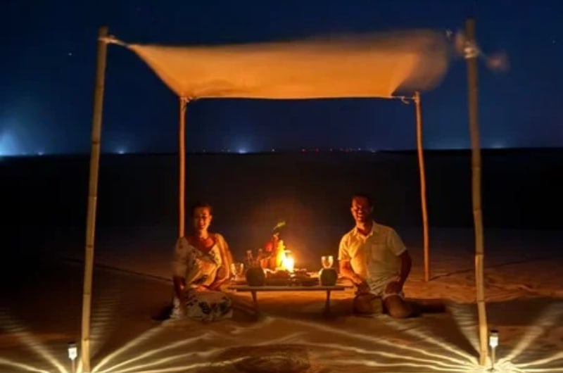 Tenda iluminada nas dunas à noite no Mirar das Estrelas, nos Lençóis Maranhenses