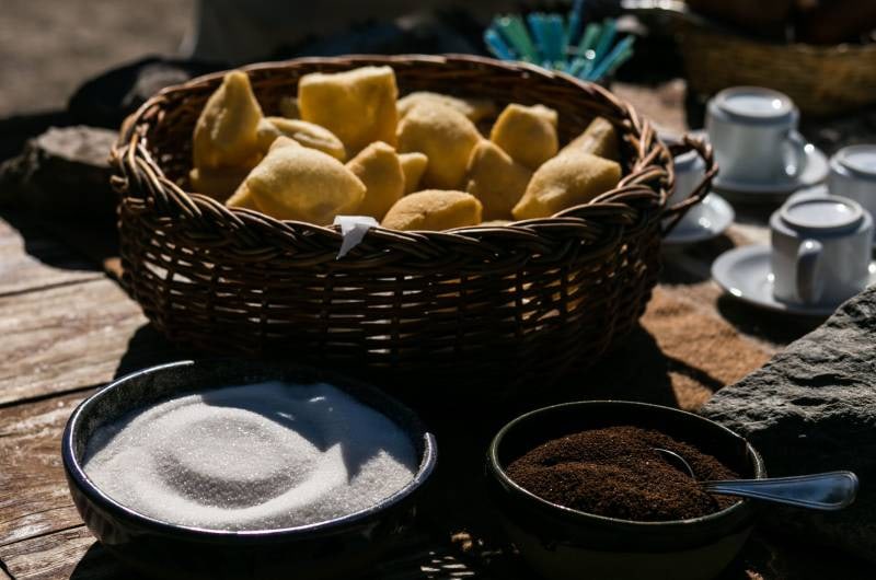 Tortas fritas e mate na recepção da estância em El Calafate