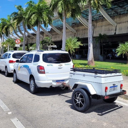 Carro do transfer com carretinha para bagagens no Aeroporto de Natal