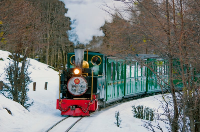 Trem do Fim do Mundo passando pela neve no inverno de Ushuaia