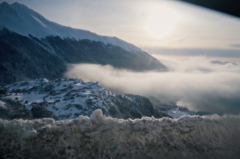 Vale com nuvens baixas e montanhas nevadas na Ruta 3