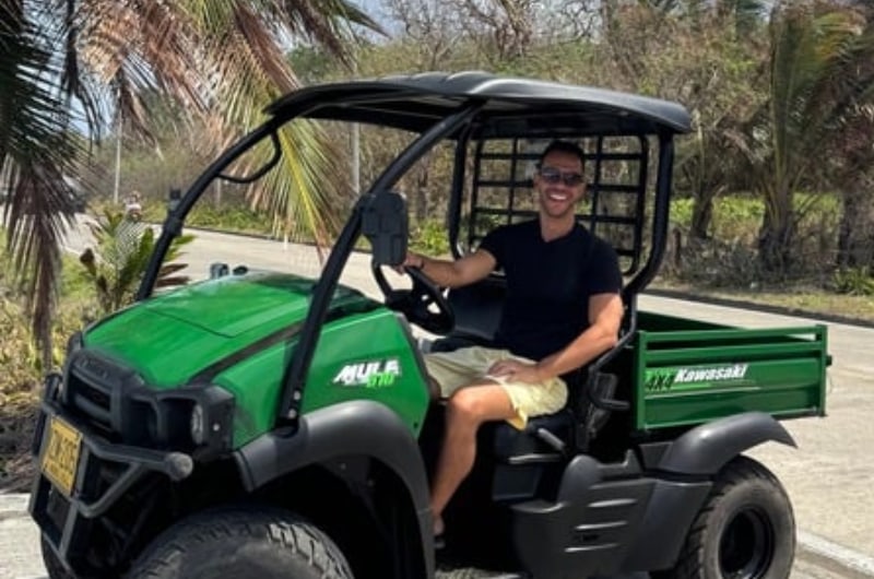 Viajante dirigindo mule na volta à ilha de San Andrés