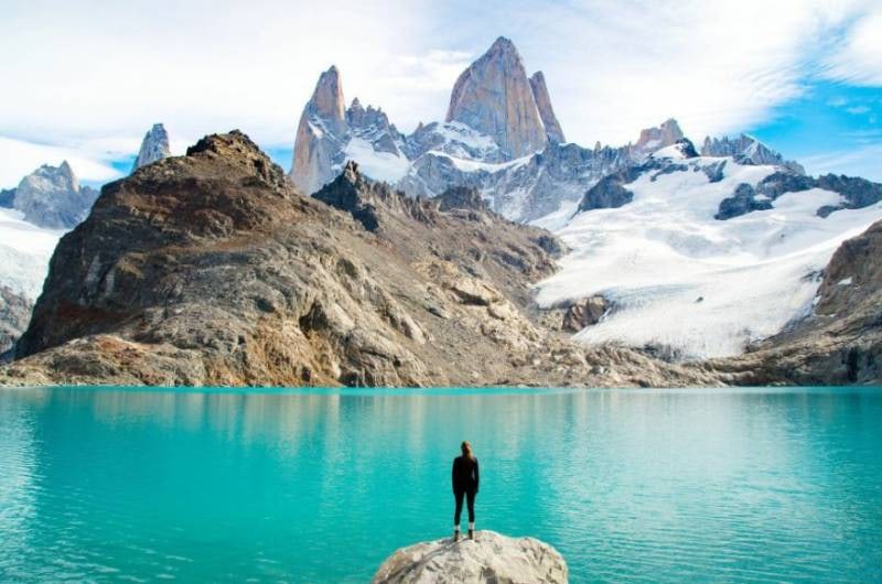 Viajante numa pedra diante da Laguna de los Tres e do Cerro Fitz Roy