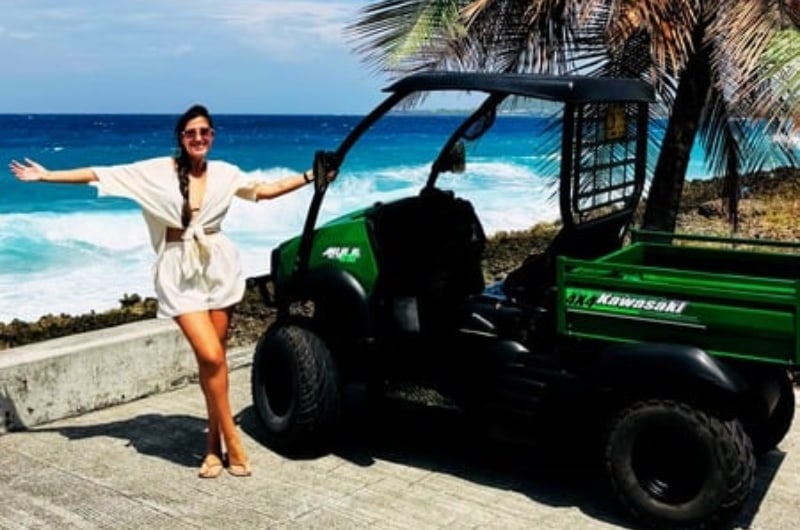 Viajante ao lado da mule à beira-mar em San Andrés