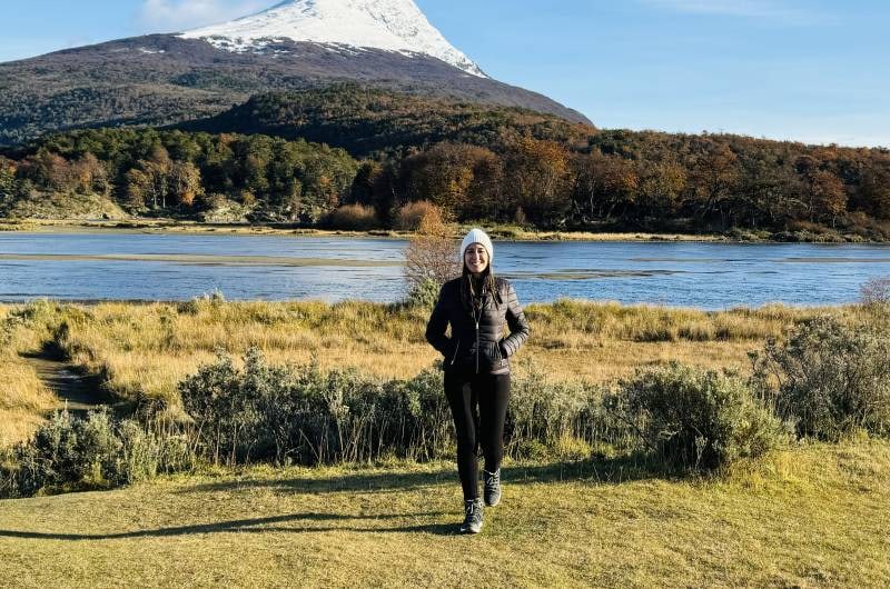 Viajante em campo diante de montanha nevada no Parque Nacional Tierra del Fuego
