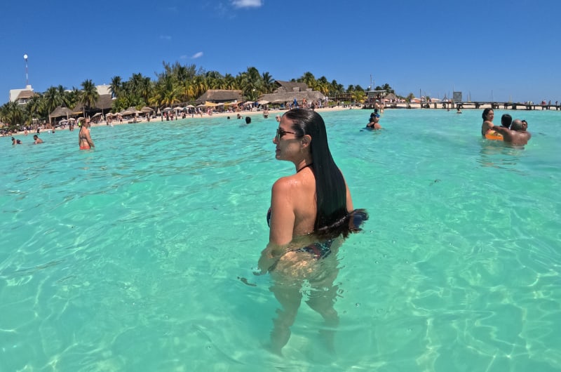 Viajante na água cristalina da Playa Norte, em Isla Mujeres