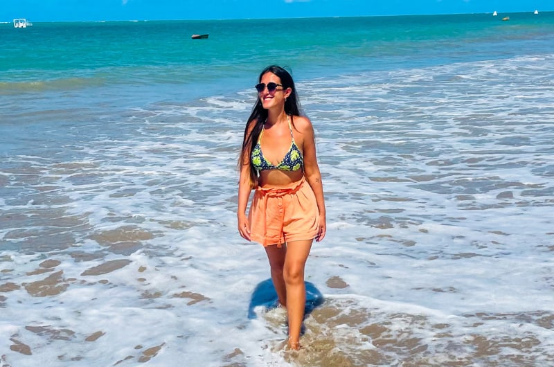 Viajante na beira do mar no litoral norte de João Pessoa