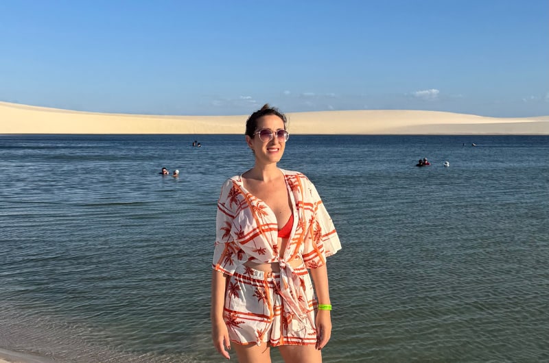 Viajante na lagoa ao entardecer nos Lençóis Maranhenses