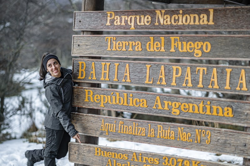 Viajante na placa da Bahía Lapataia coberta de neve