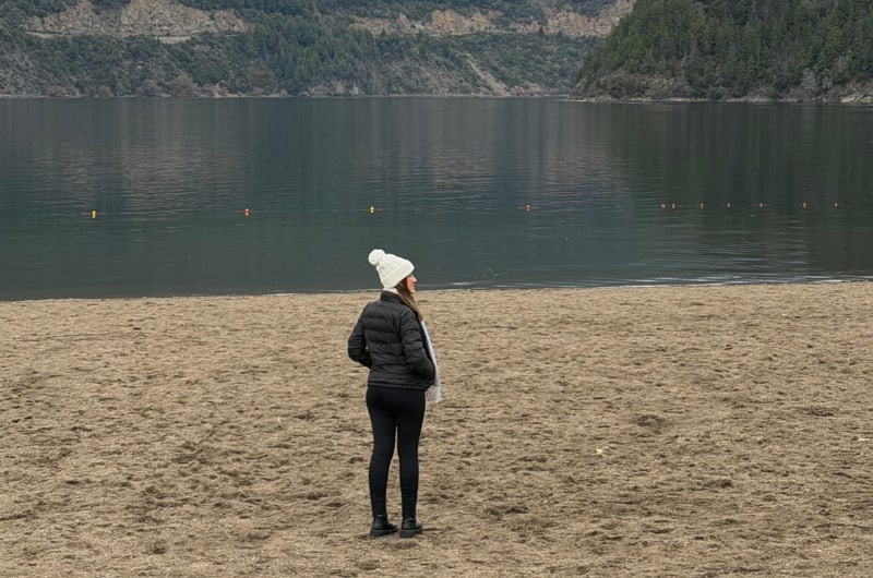 Viajante na praia do Lago Lácar, em San Martín de los Andes