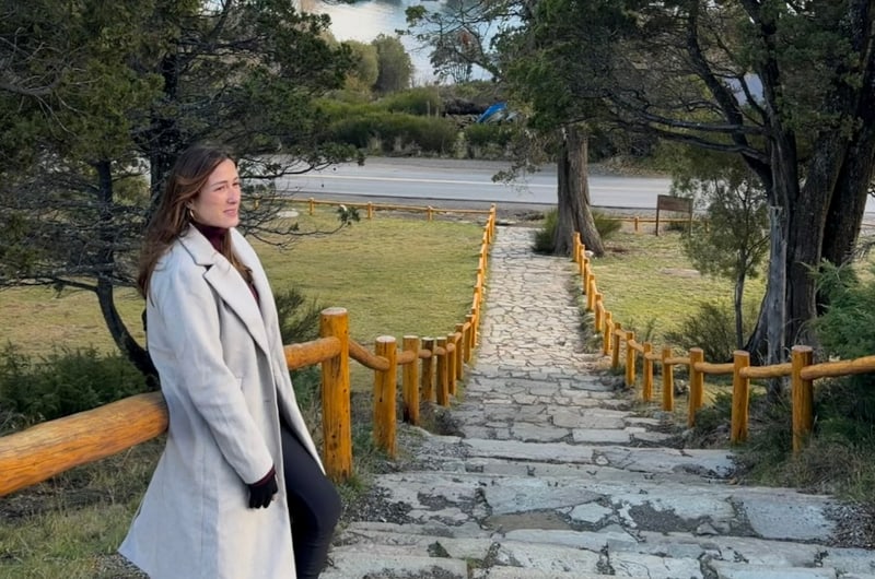 Viajante na trilha de pedra com corrimão de madeira no Circuito Chico, em Bariloche