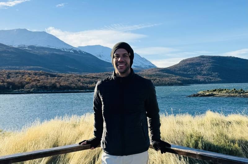 Viajante no mirante do Lago Roca, na fronteira com o Chile