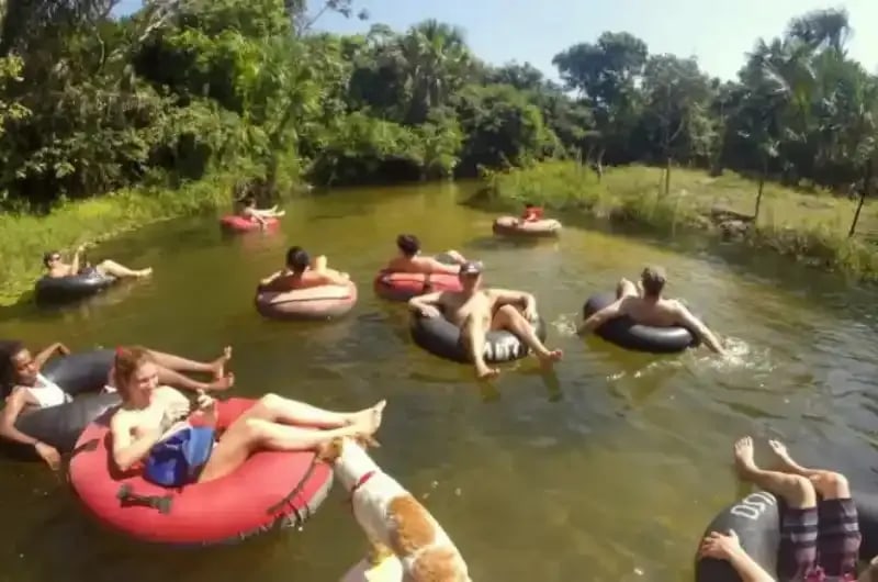 Viajantes relaxando nas boias no Rio Formiga