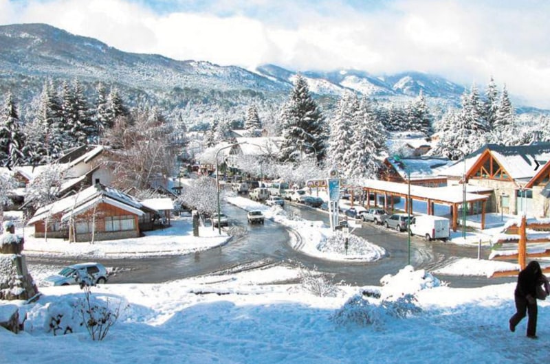 Villa La Angostura coberta de neve no inverno da Patagônia