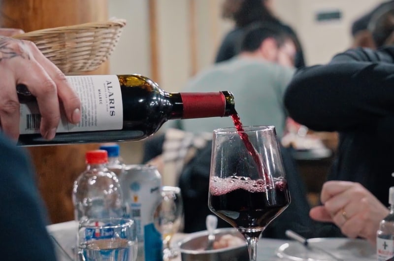 Vinho sendo servido no jantar de fondue em Ushuaia