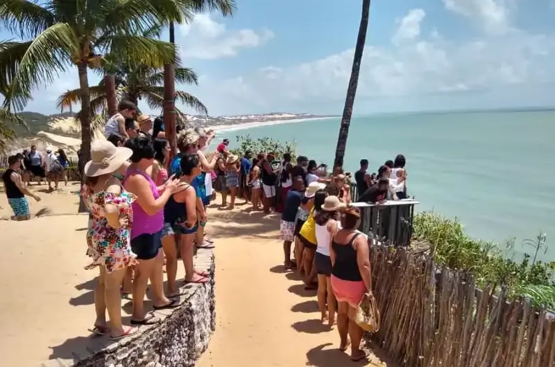 Visitantes no Mirante dos Golfinhos, na Praia de Tabatinga
