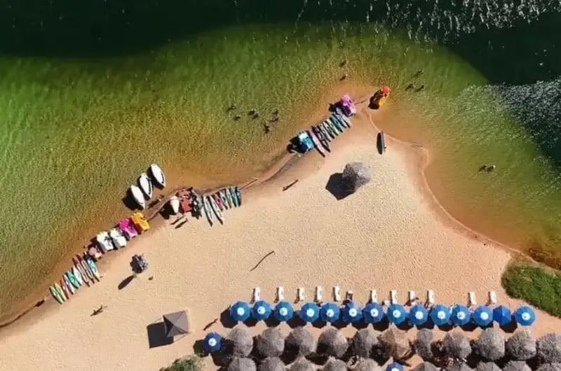 Vista aérea da Lagoa de Arituba com guarda-sóis, no litoral sul de Natal