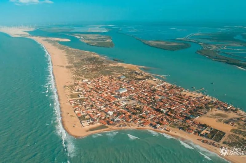 Vista aérea da península de Galinhos entre o rio e o mar