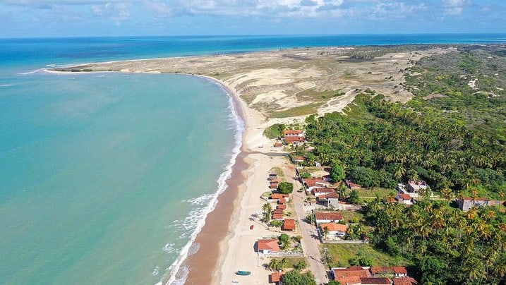 Vista aérea da praia e do rio em Pititinga, no litoral norte potiguar
