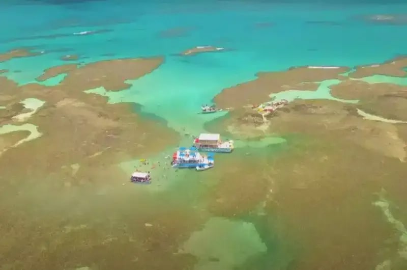 Vista aérea das piscinas naturais do Seixas com barcos, em João Pessoa