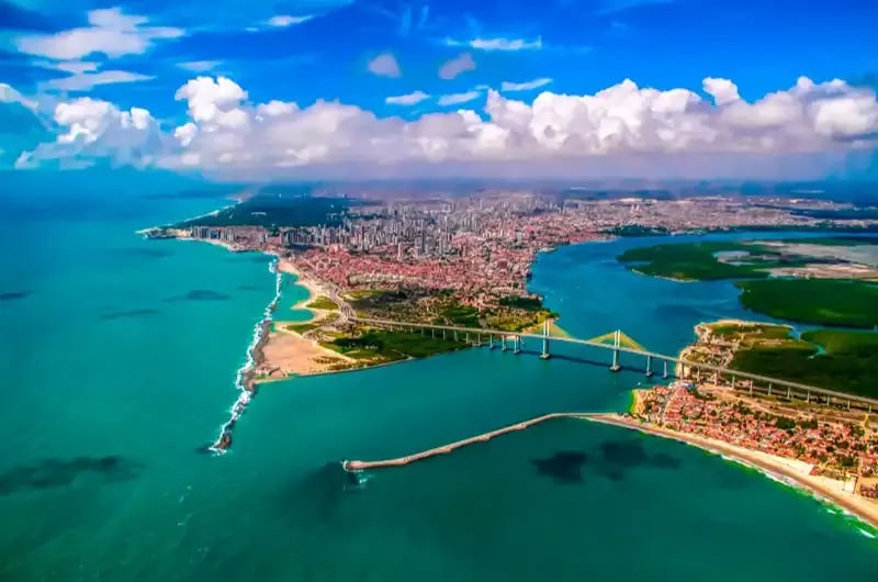 Vista aérea de Natal com a Ponte Newton Navarro