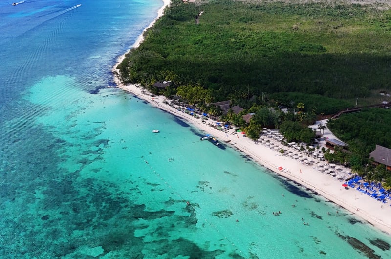 Vista aérea de praia de água turquesa em Cozumel