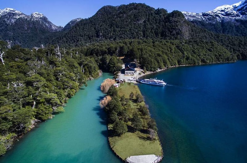 Vista aérea de Puerto Blest com rio verde e floresta, no Parque Nacional Nahuel Huapi