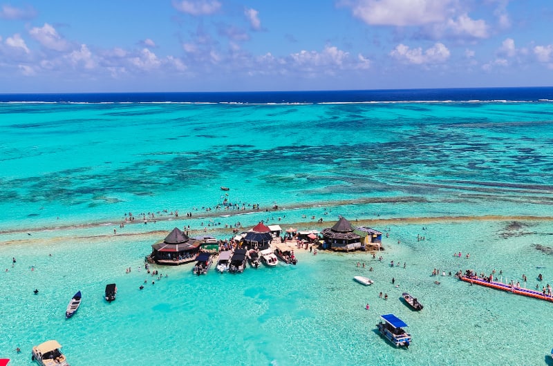 Vista aérea do Aquário Natural e de Haynes Cay com barcos, em San Andrés