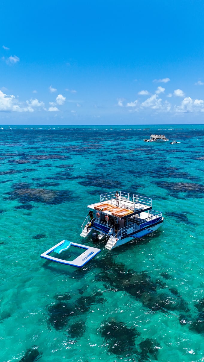 Vista aérea do catamarã Premium+ nos parrachos de Maracajaú