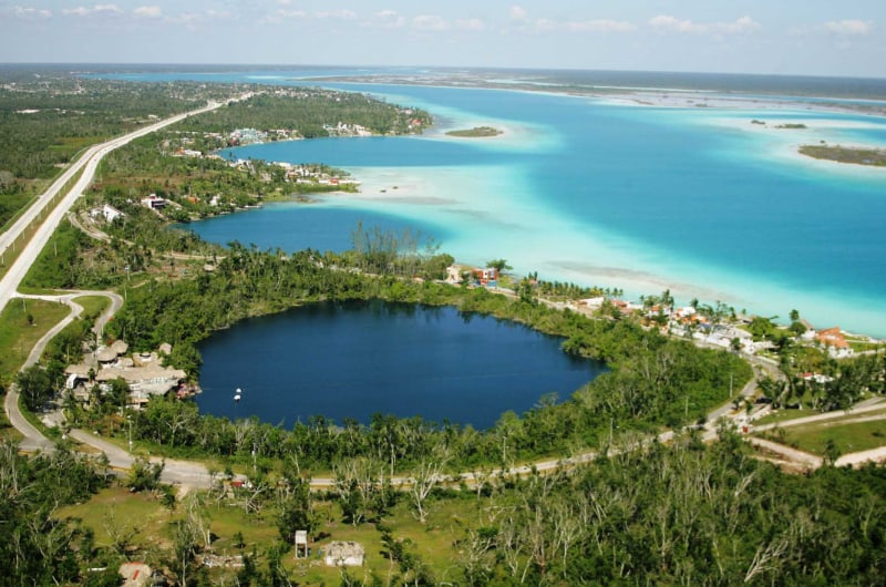 Vista aérea do Cenote Azul e da Laguna de Bacalar, no México