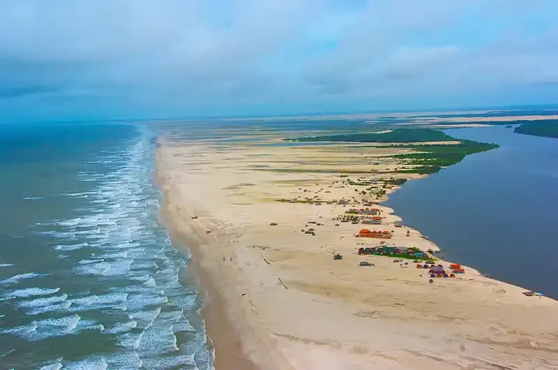 Vista aérea do encontro do Rio Preguiças com o mar na Praia de Caburé