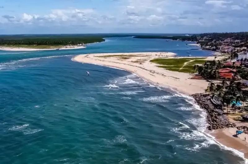 Vista aérea do encontro dos rios com o mar na Barra do Cunhaú, no litoral sul do RN