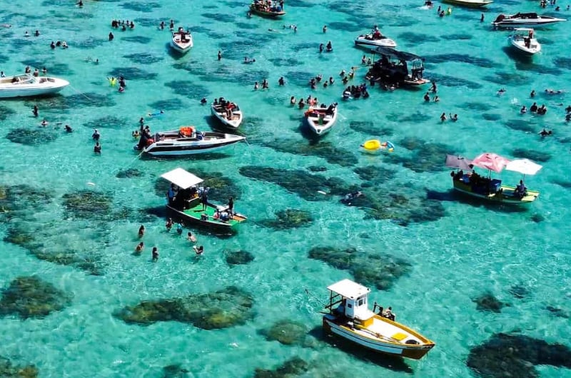Vista aérea dos parrachos de Rio do Fogo com lanchas, no litoral norte potiguar