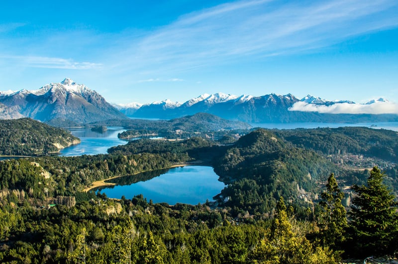 Vista do Punto Panorámico com os lagos e as montanhas do Circuito Chico, em Bariloche