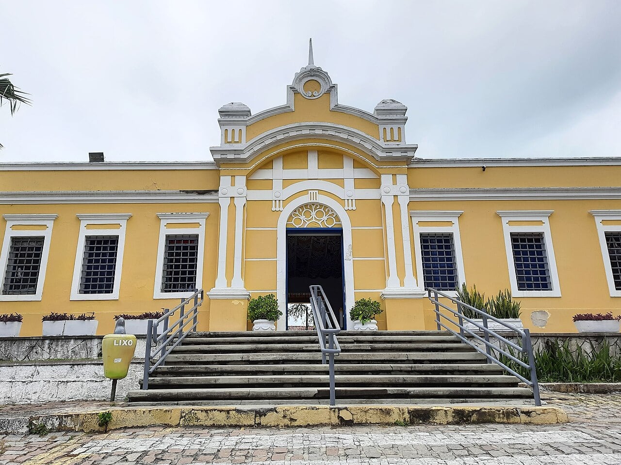 Fachada amarela do Centro de Turismo de Natal, antigo presídio, com escadaria e janelas gradeadas