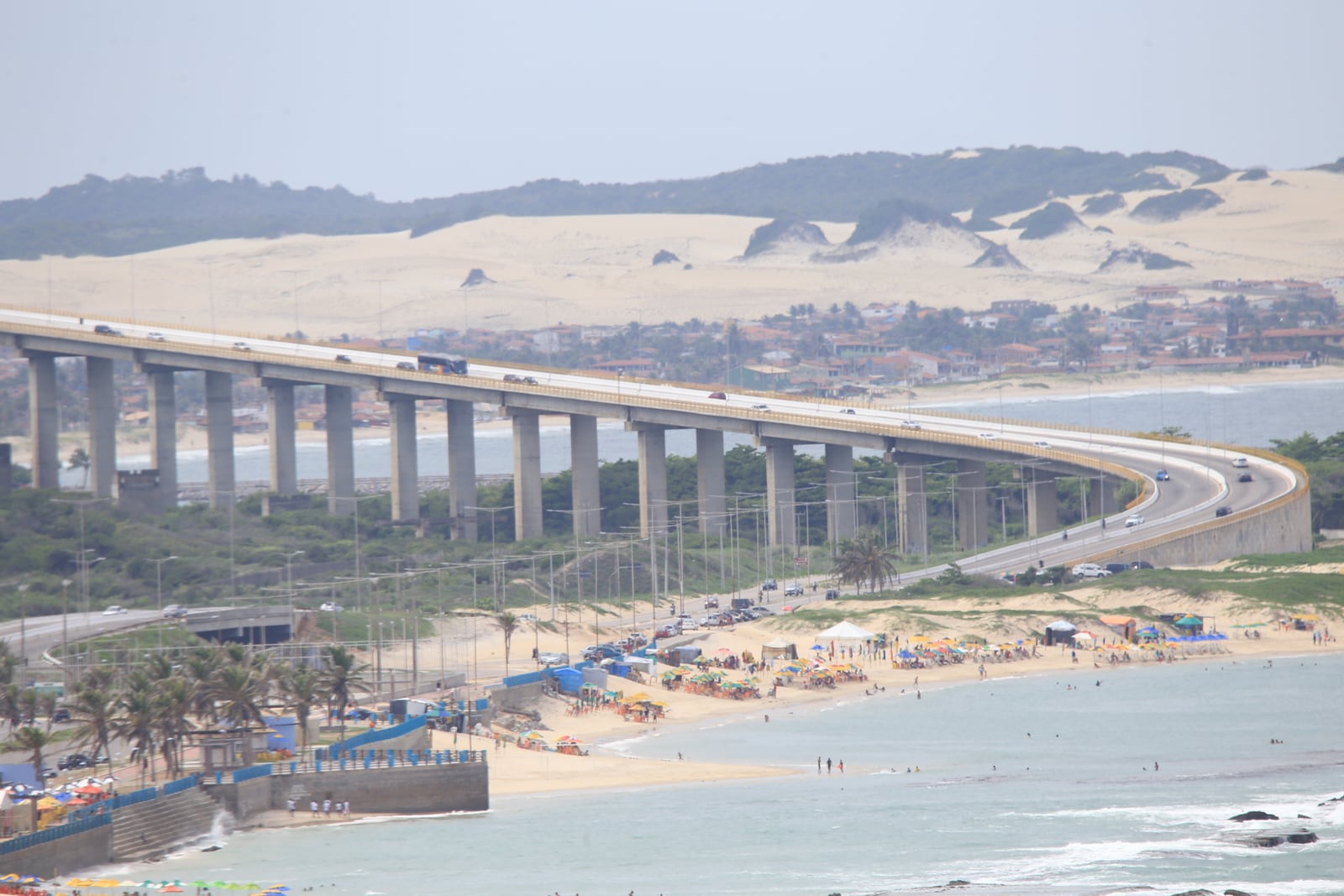 Ponte Newton Navarro cruzando o Rio Potengi, com a Praia do Forte em primeiro plano e as dunas do litoral norte ao fundo