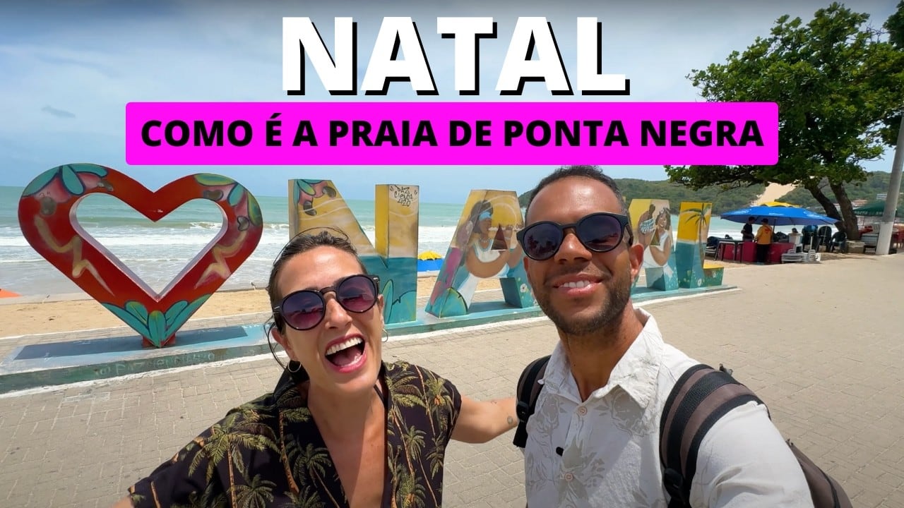 Casal no letreiro de Natal no calçadão da Praia de Ponta Negra