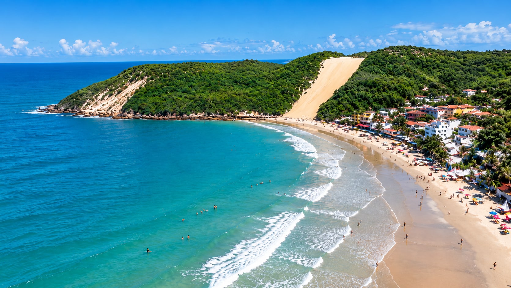 Vista aérea da Praia de Ponta Negra, em Natal, com o Morro do Careca coberto de verde fechando o canto da orla